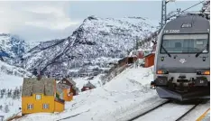  ?? Fotos: Indrich ?? Stationen der Tour durch Norwegen: der Hafen von Oslo, das Örtchen Langesund und eine Haltestell­e der Bergenbahn im Hochland.