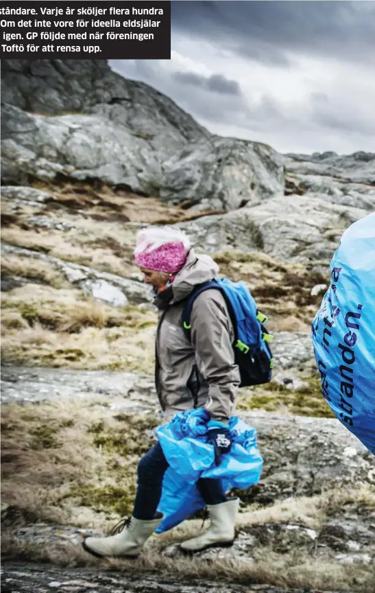  ??  ?? Stefan Janmar bär en fylld plastkasse med skräp mot Strandstäd­arnas pontonbåt.