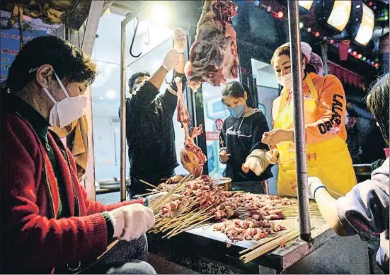  ?? NOEL CELIS / AFP ?? Preparació­n de pinchos para barbacoa en un mercado de Wuhan el pasado 4 de abril