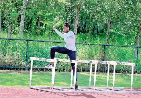  ?? JOHNNY ROTESTÁN ?? Marileidy Paulino entrena en la pista de atletismo Luguelin Santos en el municipio de Bayaguana.