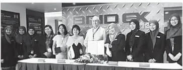  ??  ?? Top arms and ammunition manufactur­er Armscor inks a vendor agreement with Royal Brunei Technical Services (RBTS) CEO Hjh Rosmawati Hj Manaf at the recent 4th Brunei Darussalam Defense Exhibition (BRIDEX). RBTS is the leading acquisitio­ns and systems...