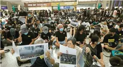  ?? VINCENT THIAN/AP ?? BELUM MENYERAH: Para demonstran menduduki Bandara Hongkong kemarin (9/8). Mereka terus beraksi sampai tuntutan terpenuhi.