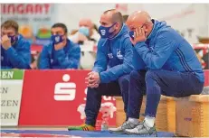  ?? FOTO: SCHLICHTER ?? Die Riegelsber­ger Trainer Thomas Schweitzer und Edgar Paulus (von links) werden in dieser Saison nicht mehr am Mattenrand sitzen.