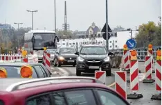  ?? Foto: Silvio Wyszengrad ?? An der Ackermann Brücke gibt es seit Montag nur eine Spur je Richtung. Doch für das stadtweite Chaos ist das keine Erklärung.