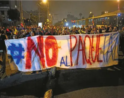  ?? FOTO REUTERS ?? Las protestas contra el Gobierno se han registrado en las principale­s ciudades y carreteras del país. Muchas de ellas han sido pacíficas, otras han terminado en disturbios.