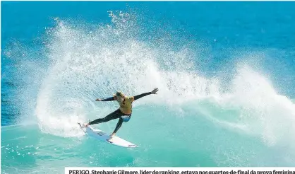  ??  ?? PERIGO. Stephanie Gilmore, líder do ranking, estava nos quartos-de-final da prova feminina