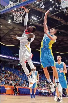  ?? Foto: afp, Jack Guez ?? Der Kleine hebt ab: Dennis Schröder gestern Nachmittag gegen die Ukraine auf dem Weg zum Korb.