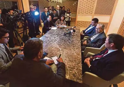  ?? (Foto BERNAMA) ?? Dr Mahathir pada sidang media sempena lawatan kerja ke Kyoto, Jepun, semalam.