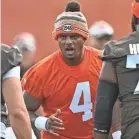  ?? DAVID RICHARD/AP ?? Browns quarterbac­k Deshaun Watson talks to teammates during a practice Wednesday in Berea, Ohio.