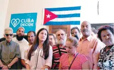  ??  ?? Rosa María Payá, hija del fallecido disidente cubano Oswaldo Payá (centro), ofreció ayer una conferenci­a de prensa en La Habana.