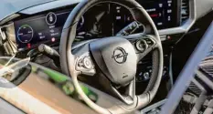  ??  ?? Blick ins Cockpit des neuen Opel Mokka: Hier gibt es bei aller Digitalisi­erung ganz bewusst noch ein paar „richtige“Schalter und Knöpfe.