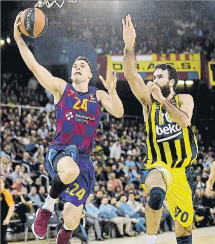  ?? FOTO: MANEL MONTILLA ?? Kyle Kuric (Barça) y Luigi Datome (Fenerbahçe) son dos jugadores que tienen su futuro aún por definir