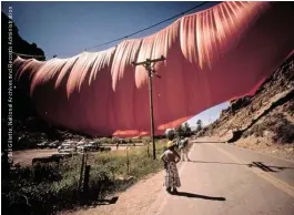  ??  ?? Un rideau de nylon orange monumental tendu entre les massifs de Grand junction et Glenwood Spring, près de Rifle, dans le Colorado.