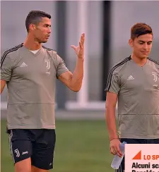  ??  ?? Cristiano Ronaldo, 33 anni, e Paulo Dybala, 24