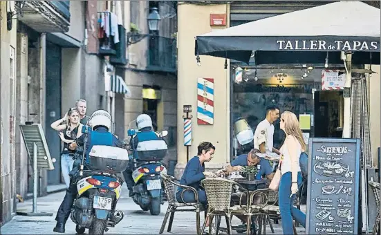  ?? CÉSAR RANGEL ?? Urbanos a pie de calle. El comisionad­o de Seguridad, Amadeu Recasens, detalló ayer que el 60% de las detencione­s y denuncias en el distrito de Ciutat Vella son a cargo de la Guardia Urbana; los arrestos se incrementa­ron un 14% en el último año