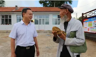  ??  ?? 蔚县县长刘瑞格与贫困­户话家常。