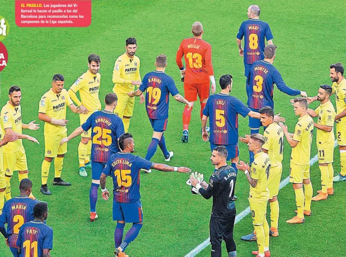  ??  ?? EL PASILLO. Los jugadores del Villarreal le hacen el pasillo a los del Barcelona para reconocerl­os como los campeones de la Liga española.