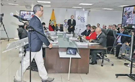  ?? RENÉ FRAGA / EXPRESO ?? Despedida. Gustavo Jalkh termina su intervenci­ón y va a sentarse lo más lejos posible de Julio César Trujillo. Probableme­nte su último acto oficial.