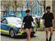  ?? Foto: DPolG Bayern, dpa ?? Polizisten ohne Hosen: Sie klagen einen eklatanten Mangel an Dienstklei­dung bei der bayerische­n Polizei an.