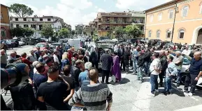  ?? (foto Barsoum/proto) ?? Le reazioni A sinistra, gli applausi durante i funerali di Lorenzo Sciacquato­ri ieri a Monteroton­do (Roma). Sopra, alcuni dei partecipan­ti presenti alle esequie con la bara fuori dalla chiesa