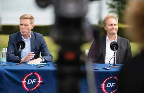  ??  ?? Onsdag holdt Dansk Folkeparti pressemøde i Sønderborg. Her måtte partiforma­nd Kristian Thulesen Dahl (t.v.) og Peter Skaarup kaempe med vinden, der til tider overdøvede de to df'ere. Foto: Frank Cilius/Ritzau Scanpix