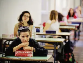  ?? LaPresse ?? Si parte con il tema Oggi circa mezzo milione di studenti affrontano la prima prova della Maturità