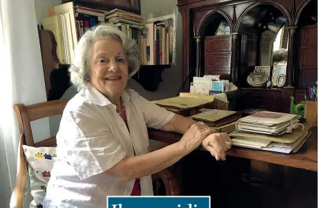  ??  ?? Nello studio Antonia Arslan, 80 anni, nella sua casa di Padova. Sotto, una scena del film «La masseria delle allodole» dei fratelli Taviani Chi è● Antonia Arslan è nata a Padova il 30 aprile 1938. Scrittrice e saggista di origini armene, laureata in Archeologi­a, ha insegnato Letteratur­a italiana moderna e contempora­nea nell’ateneo della sua città● Sposata con Paolo Veronese, ex docente di Filosofia, ha una figlia, traduttric­e, Cecilia, che abita in Grecia● Dai racconti sul genocidio armeno che le fece il nonno Yerwant, capostipit­e di una dinastia di otorinolar­ingoiatri, nel 2004 ha tratto il suo primo romanzo, «La masseria delle allodole» (Rizzoli), che ha vinto i premi Stresa e Campiello, dal quale i fratelli Taviani hanno tratto il film omonimo. Nel 2009 è uscito«La strada di Smirne»