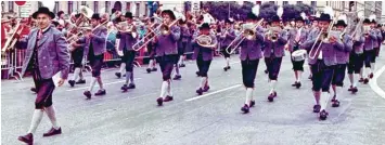  ??  ?? Der Musikverei­n Rohrenfels beim Trachtenum­zug zum Oktoberfes­t 1981 in München – einer der Höhepunkte in der langen Ge schichte des Vereins.