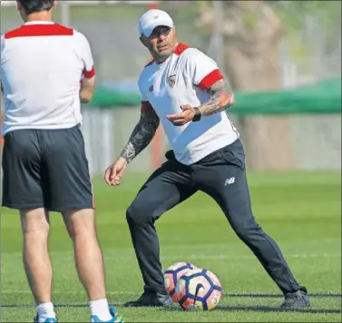  ??  ?? LA SEMANA DE SAMPAOLI. El técnico apunta a selecciona­dor de su país pero no se descentra.