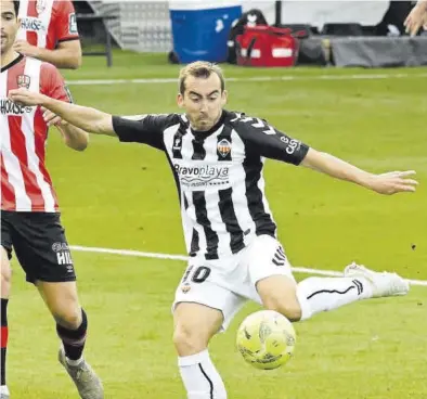  ?? MANOLO NEBOT ?? Rubén Díez controla el esférico en el partido contra el Logroñés disputado en Castalia esta temporada.