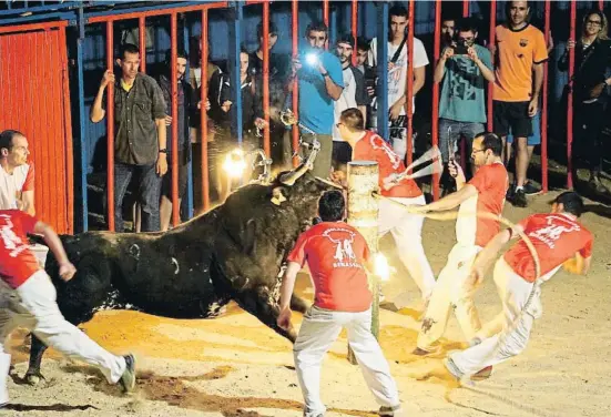  ?? ?? Un toro embolat en una celebració a Sant Jaume d’Enveja (Montsià) en una imatge d’arxiu