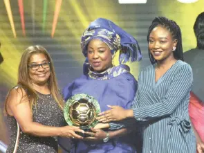  ?? EPA ?? Banyana Banyana coach Desiree Ellis, left, received the Confederat­ion of African Football (CAF) Women’s Coach of the Year award from Fifa secretary-general Fatma Samoura at the CAF awards at the Abdou Diouf Internatio­nal Conference Centre in Dakar, Senegal yesterday. |