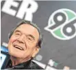  ?? FOTO: DPA ?? Gute Miene zum schlechten Spiel: Gazprom-Gerd bei seiner Lieblingsm­annschaft Hannover 96.