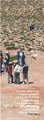  ??  ?? Precarias casitas alojan a algunos peregrinos que duermen en el suelo en pieles de oveja. Las bandas caracolean entre cardones, un espectácul­o digno de admiración.