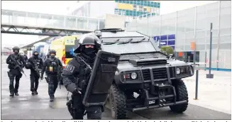  ?? (Photos AFP) ?? Des hommes du Raid, police d’élite nationale, ont été déployés à l’aéroport d’Orly-Sud après l’agression d’une patrouille de militaires vers  h  hier matin.