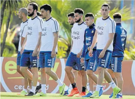  ??  ?? Los jugadores de la selección de Argentina caminan a los vestidores tras finalizar la sesión de ayer.