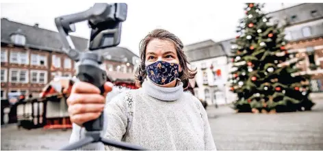  ?? RP-FOTO: ANDREAS ENDERMANN ?? Ausgerüste­t mit Kamera und Mikrofon nimmt Alexandra Bäcker die Zuschauer auf einen Rundgang durch die weihnachtl­iche Atstadt mit.