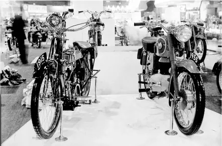  ??  ?? For the 1954 show, James marked 40 years of lightweigh­t progress by showing a 1915 2¼ hp (225cc) roadster against a 224cc Colonel, brand new for the 1955 season.