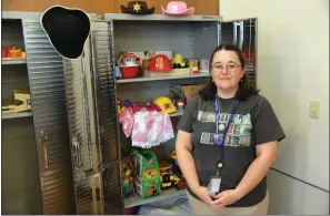  ?? STACI VANDAGRIFF/THREE RIVERS EDITION ?? Terry Nunnery, youth programmer at the Esther D. Nixon Library in Jacksonvil­le, shows some of the new toys that will be available for checkout beginning Friday. Liza Wilson of Austin, Texas, whose parents live in Jacksonvil­le, donated the new toys in memory of her late grandmothe­r, Ruth Nita Nixon Wilson, for whom a room in the library is named. The program is called Gran Gran’s Library, and two toys per child may be checked out for up to two weeks.