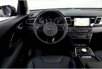  ??  ?? Enchufe, motor eléctrico y panel interior
del Kia e-Niro (en orden descendent­e).