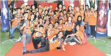  ??  ?? Jumaat (standing back row, seventh right) with the muaythai fighters and officials at the end of the competitio­n in Bangkok.