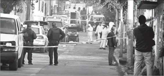  ??  ?? Seis personas fueron ultimadas por la policía de Morelos la madrugada de ayer en una vivienda de la colonia Rubén Jaramillo, municipio de Temixco. Por la mañana los agentes decomisaro­n cuatro automóvile­s y una cuatrimoto. Personal del Ejército y de la...