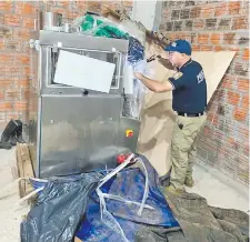  ?? ?? Comisario Víctor Romero verifica una de las máquinas en el sitio.