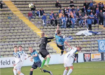  ?? RP-FOTO: LAMMERTZ ?? Danny Rankl (Bildmitte) schied in der Nachspielz­eit mit Verdacht auf gebrochene­r Nase aus. Trainer André Pawlak hofft, dass der Uerdinger Top-Torjäger am Mittwoch gegen Verfolger und Mitaufstie­gskontrahe­nten Schonnebec­k mit einer Spezialmas­ke wird...