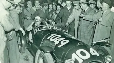  ??  ?? Ecco l’auto di Nuvolari numero 1049, quando aveva ancora il cofano integro