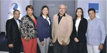  ??  ?? Ronnier Barrientos, Lissette Echavarría, Cayra Bencosme, José Sánchez, Juliana Ramia y Ángel Cordero, posterior al “Capex Power Talk”, durante el desarrollo de Expo Cibao 2017.