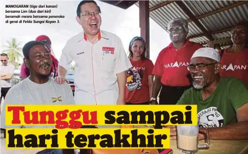  ??  ?? MANOGARAN (tiga dari kanan) bersama Lim (dua dari kiri) beramah mesra bersama peneroka di gerai di Felda Sungai Koyan 3.