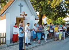  ?? Foto: Hans Settele ?? Segnung der Kusterbaue­rnkapelle Maria Himmelskön­igin in Axtbrunn nach der Re novierung durch Pater Jiby.