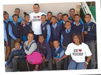  ??  ?? LINKS: Llewellyn Erasmus, Lavern Julius en Loren Groenewald van die Kuier- span by leerders van die Laerskool Rietenbosc­h op Stellenbos­ch en Carl Schreder Morawies Primêr buite Piketberg.