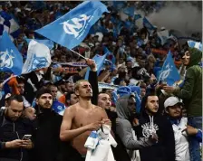  ??  ?? Malgré la déception, les supporters marseillai­s ont rendu un bel hommage à leurs joueurs à l’issue de la rencontre.